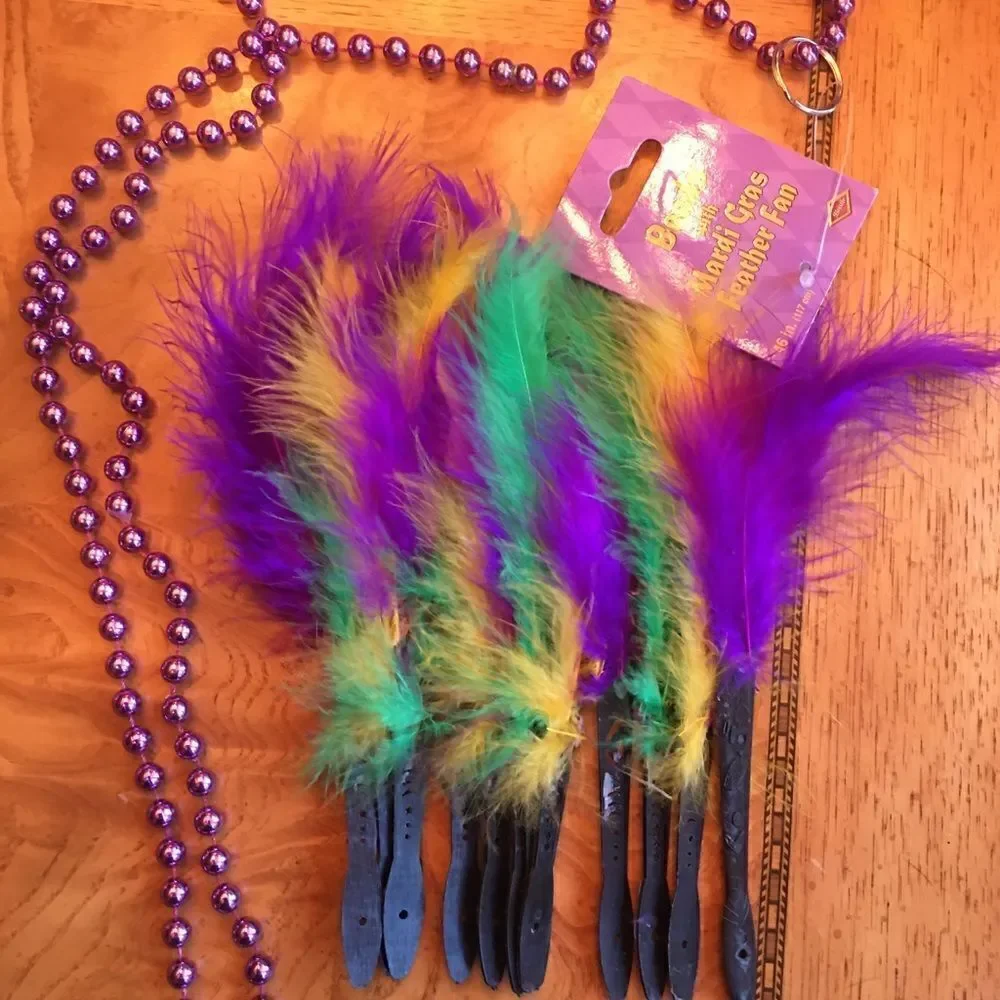 🎃 - 19 New Orleans Beads & Fan